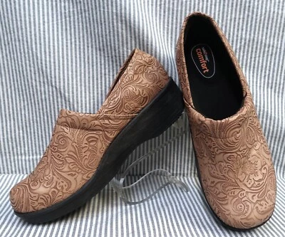 Safe T шаг комфорта ~ новый!!~ЖЕНСКИЕ КОРИЧНЕВЫЕ ВЕГАНСКИЕ САБО ДЛЯ ЗДОРОВЬЯ С ЦВЕТОЧНЫМ ТИСНЕНИЕМ 11 М - Изображение 1 из 4