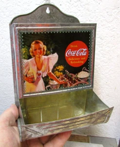 Grande porta fiammiferi in latta da parete Coca-Cola 2003, fantastico arredamento casa - Foto 1 di 7
