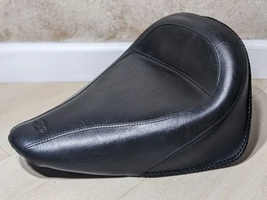 Mustang Vintage Solo Seat Vintage Negro 75750 para 84-99 Harley Davidson Softail - Imagen 1 de 12