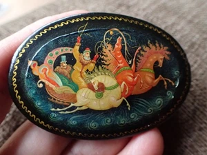Russian Lacquer Brooch Pin Troika Horse Carriage Oval Hand Painted Vintage - Picture 1 of 4