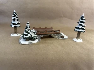 Kirkland Signature Bridge Weihnachten viktorianische Dorfbrücke mit 2 Bäumen - Bild 1 von 8