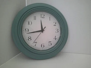 VTG Green Round Quartz Wall Clock Runs Great! - Picture 1 of 2