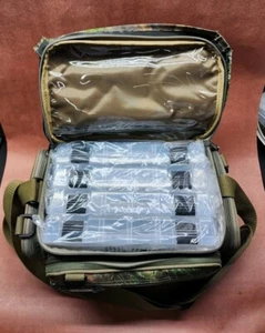NUOVO Plano Medium 3600 Series Mossy Oak Ossession pesca attrezzatura sagomata borsa mimetica - Foto 1 di 5