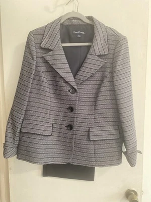 Traje pantalón Evan Picone 2 piezas, talla 16, rayas negras/grises, bolsillos de imitación  Foto 1 de 4