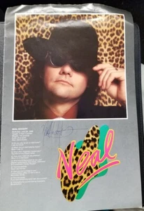 REO SPEEDWAGON - PÁGINA DE LIBRO DE GIRA 1979 VINTAGE FIRMADA DESPUÉS DEL ESPECTÁCULO POR NEAL DOUGHTY - Imagen 1 de 1