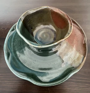 Pequeño plato para servir de cerámica artística hecho a mano borde con volantes de óxido verde - Imagen 1 de 6