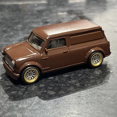 Mini van Hot Wheels Austin personalizada com pilotos reais - Imagem 1 de 4