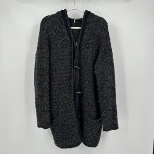 Free People Damen Old Money Strick Cardigan Gr. M Cozy Cottage Noir Grobstrick Staubtuch - Bild 1 von 8