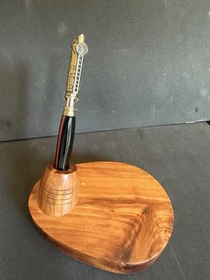 Bolígrafo de bombero torneado de madera con delgada línea roja - empuje y bloqueo Foto 1 de 4