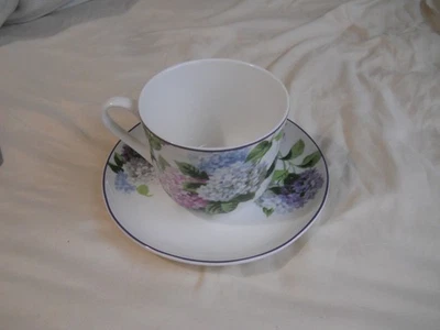 Taza Stechcol Gracie lavanda flores blancas costa importaciones café hueso porcelana Foto 1 de 4