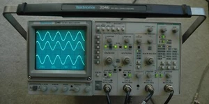 Tektronix 2246 1Y Vierkanal 100 MHz Oszilloskop, zwei Sonden, Netzkabel - Bild 1 von 15
