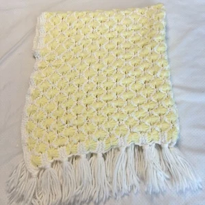 Hellgelbe pastell Handarbeit gehäkelt gestrickte Babydecke geschlechtsneutral 31x32" - Bild 1 von 6