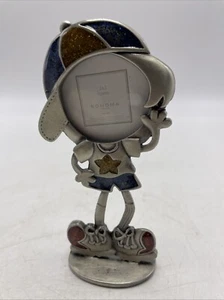 Sonoma Boy Cornice Foto Quadro Smalto Metallo Sneakers Berretto Baseball Figura NUOVO - Foto 1 di 6