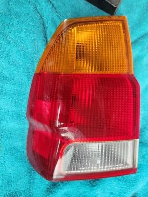 Luz trasera lateral izquierda Mitsubishi Montero Sport 1998 Stanley 043-1690 OEM (A9-52) Foto 1 de 2