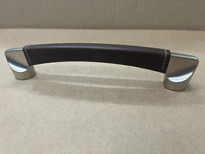 Turnstyle Designs Scooped D Chocolate Nickel Leather Cabinet Handle 160mm T1171 - Foto 1 di 14