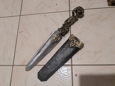 Flores de la muerte de EVA hechas a mano, daga de dragones y vaina Foto 1 de 4