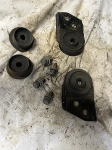 2000-2005Mitsubishi Eclipse Radiador Montaje Set Soportes Goma Inferior 3.0L V6 D32 - Imagen 1 de 10