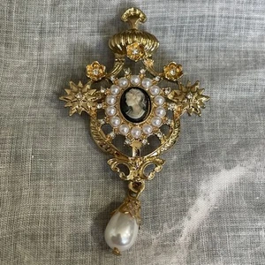 Gold Tone Faux Pearl Cameo Brooch Pin Jewelry VA-8 - Picture 1 of 5