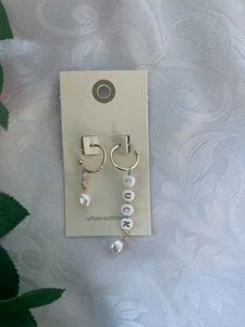 Urban Outfitters Damen Schmuck Gold Tropfen "LUCK" Ohrringe Neu Kostenloser Versand! - Bild 1 von 2