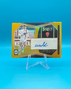 2023-24 Panini Select Serie A Daniel Maldini Gold Pitchside Signatures /10 - Bild 1 von 2