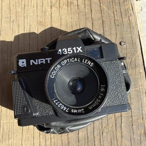 Cámara fotográfica SLR de 35 mm NRT 4351X con lente y estuche de 50 mm - De colección - Sin probar - Imagen 1 de 5