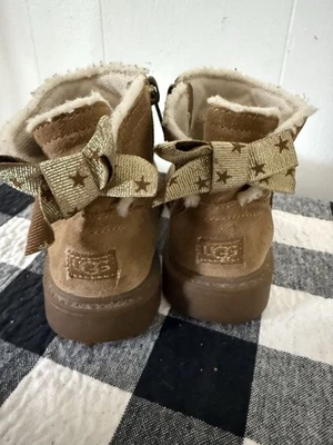 Botín de gamuza Ugg 11 para niñas con lazo dorado cremallera Foto 1 de 4