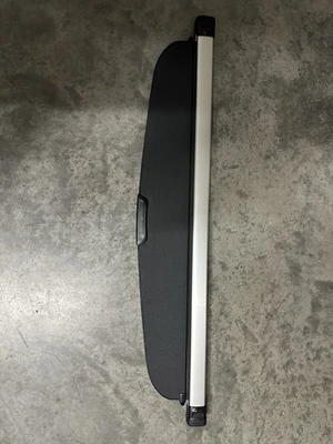 Cubierta Tonneau Toyota Prius 2016-2022 OEM 64910-47060-C0 Foto 1 de 4