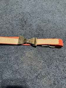 Hundehalsband in großer Größe. Rot mit schwarzer Fliege und Pailletten - Bild 1 von 2