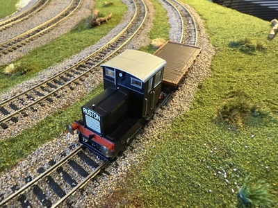 HORNBY 00 GAUGE - R30013 - RUSTON & HORNSBY 48DS 0-4-0 & FLATBED GOWER PRINCESS - Image 1 of 4