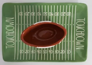 NUOVO Rae Dunn Magenta Calcio Artigianale "TOUCHDOWN" Chips & Dip Piatto π Verde - Foto 1 di 8