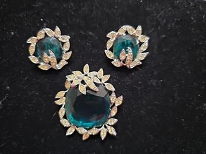 Sarah Coventry Emerald Green Holiday Ice Clip On Earrings Brooch Set Pat Pending - Picture 1 of 19