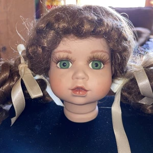 Vintage Porzellan Puppenkopfteil für 12-15 Zoll Puppen braune Perücke grüne Augen Wimpern - Bild 1 von 5