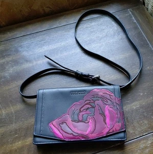 Cole Haan Damen Leder schwarz mit Rosen Nieten wandelbare Clutch - Bild 1 von 12