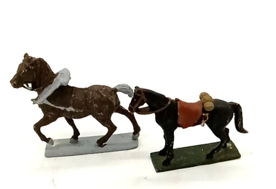 Par de figuras vintage de caballos de plomo en soportes  Foto 1 de 4