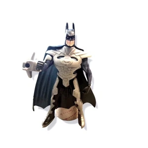 Vintage 1997 Kenner Batman Actionfigur mit Cape Spielzeug Sammlerstück - Bild 1 von 8