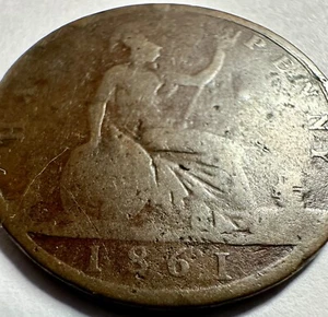 1861 Gran Bretagna 1/2 penny - collo lungo su 6 - bordo dentato, LCW - KM#748,2 - Foto 1 di 3