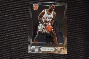 CARTOLINA AUTOGRAFATA FIRMATA CHARLES OAKLEY 2012-13 PANINI PRIZM #179 NY KNICKS - Foto 1 di 1