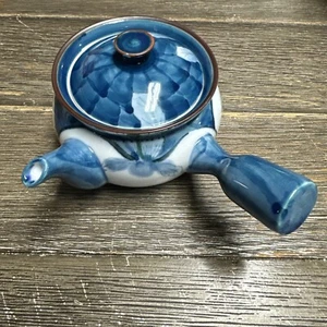 Arita Ware Teiera in ceramica con coperchio e colino per tè motivo fiori blu - Foto 1 di 8