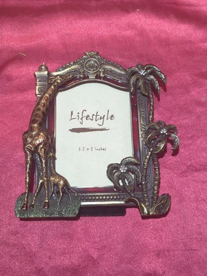 Marco de fotos de gema de bronce dorado de metal para comer bebés y palmera de jirafa con comer bebés Foto 1 de 4