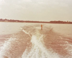 70er Jahre Wasserski auf See Tricks posieren Familie Spaß Boot Original Foto P20p13 - Bild 1 von 6