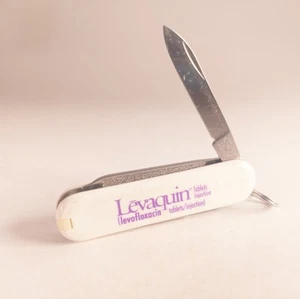 Schweizer Taschenmesser Victorinox Classic SD 58mm weiß LEVAQUIN Logo - Bild 1 von 5