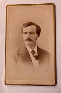 Foto coleccionable CDV antigua caballero 1800 con bigote Peoria, Illinois, COMO NUEVA - Imagen 1 de 5