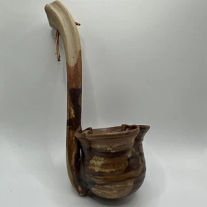 "Cucharón de cerámica de estudio del artista de cerámica Bill Tyner 10"" marrón beige hecho a mano" - Imagen 1 de 16
