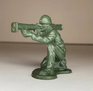 Vintage Toy Soldier Kneeling Firing RPG Green Plastic 1.75” Tall - Picture 1 of 7