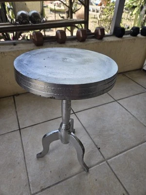 Taburete de metal industrial vintage mesa giratoria / auxiliar  Foto 1 de 4