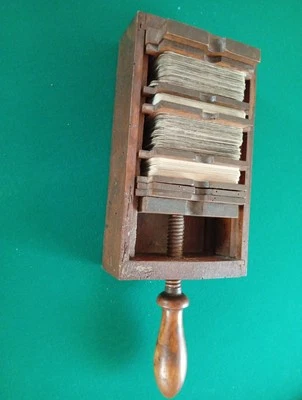 Ancien sabot presse-cartes en bois, jeux, bistrot - Photo 1/4