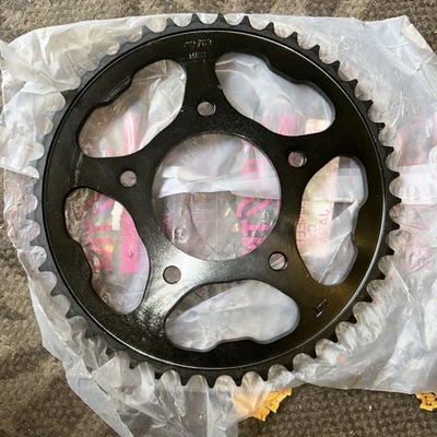 Roda dentada traseira de aço Sunstar 44t compatível com modelos Honda e Kawasaki - Imagem 1 de 2