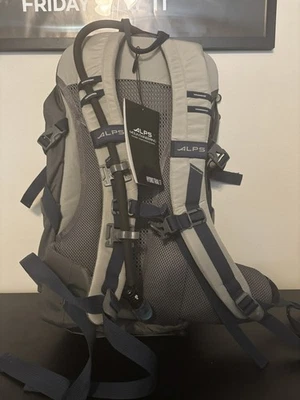 Рюкзак туристический ALPS Mountaineering Hydro Trail 17 серый 3 л увлажняющий резивуар  - Изображение 1 из 4
