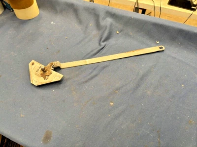 Conjunto de brazo de control de pestillo de puerta Ford F100 a F800 1957 a 1960 Foto 1 de 3