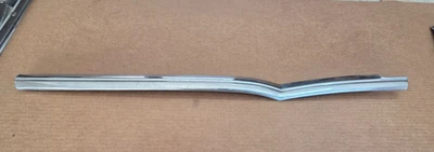 Chevy 1955 1956 1957 sedán de 2 puertas Belair Pass cuarto lateral ventana moldura inferior Foto 1 de 3